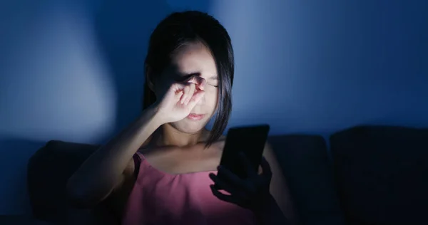 Женщина Использует Мобильный Телефон Чувствует Боль Глазах Ночью — стоковое фото
