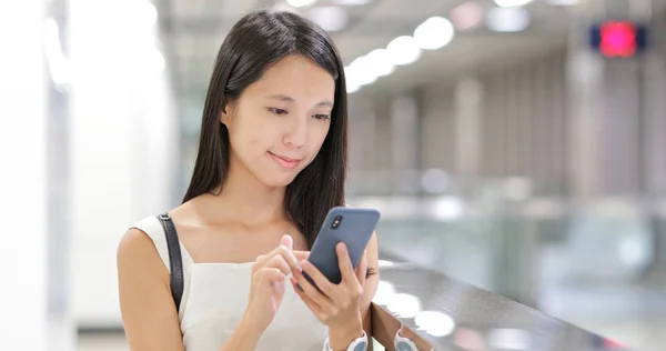 Woman Using Mobile Phone Station — Stock Photo, Image