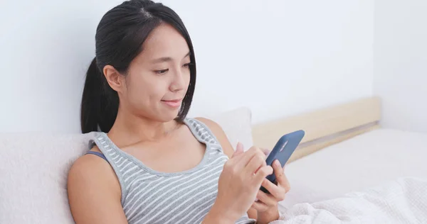 Mujer Usando Teléfono Móvil Cama — Foto de Stock