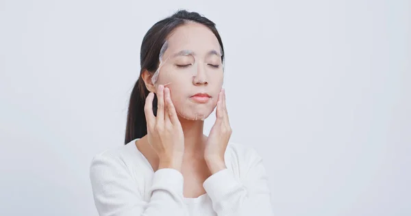 Mulher Aplicar Máscara Papel Facial Casa — Fotografia de Stock