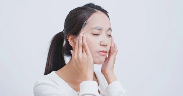 Vrouw Met Behulp Van Papier Masker Thuis — Stockfoto