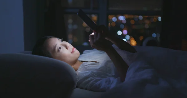 Wanita Menggunakan Ponsel Dan Berbaring Tempat Tidur Malam Hari — Stok Foto