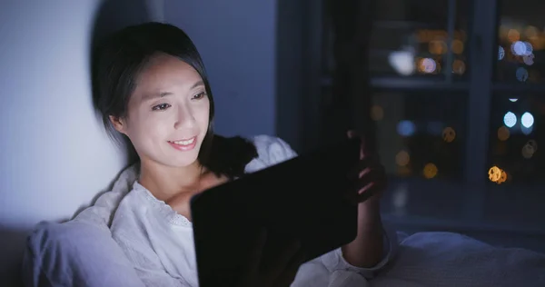 Женщина Смотрит Цифровой Планшет Ночью — стоковое фото