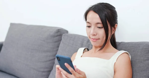 Mujer Usando Teléfono Móvil Casa — Foto de Stock