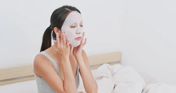 Woman Using Paper Mask — Stock Photo, Image
