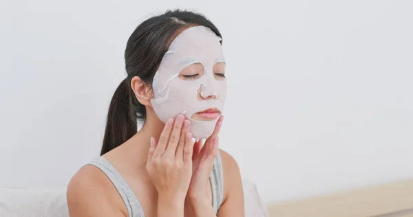 Mulher Aplicar Máscara Papel Facial Rosto Casa — Fotografia de Stock