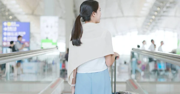 Mulher Que Entra Aeroporto Com Bagagem — Fotografia de Stock