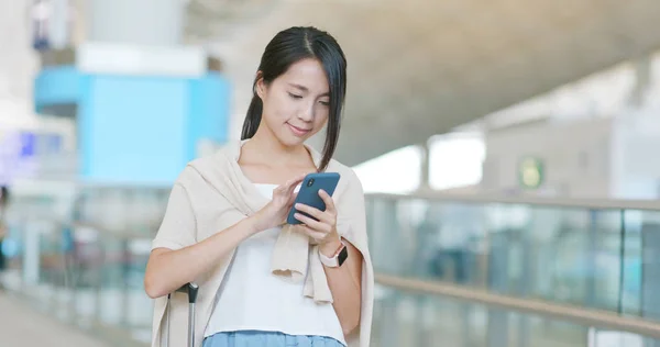 Havaalanında Cep Telefonu Kullanan Kadın — Stok fotoğraf