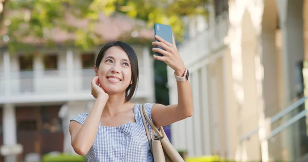 Frau Macht Selfie Mit Handy Freien — Stockfoto