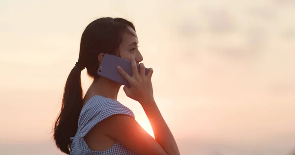 Frau Telefoniert Bei Sonnenuntergang — Stockfoto