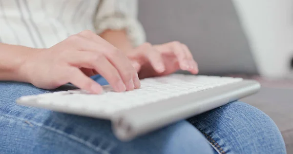 Mujer Escribiendo Ordenador Portátil —  Fotos de Stock