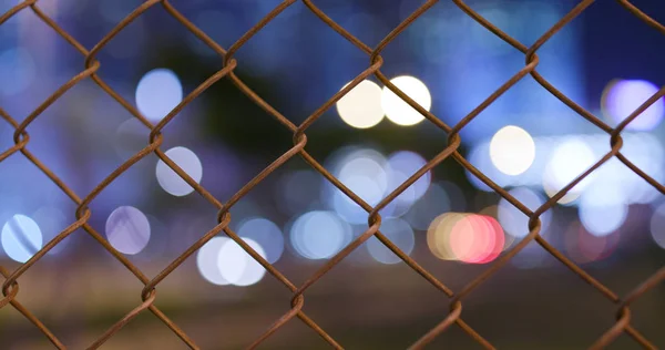 Geweven Draad Hek Met Vervaging Uitzicht Stad Bij Nacht — Stockfoto