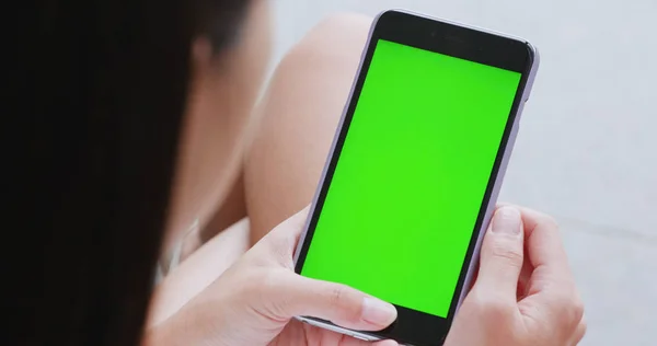 Cep Telefonu Ile Yeşil Ekran Kullanan Kadın — Stok fotoğraf
