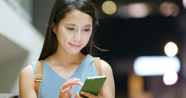 Kadın İstasyonu cep telefonu üzerinde SMS gönderme