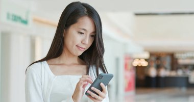 Kadın parkta smartphone bak