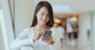 Kadın parkta smartphone bak