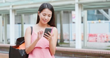 cep telefonu açık, kullanan kadın