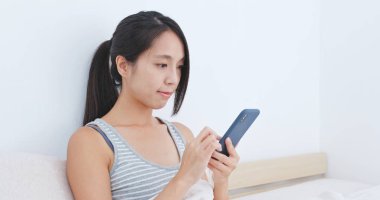 Cep telefonu app kullanma vasıl ev, akıllı ev concept aydınlatma kontrol kadın