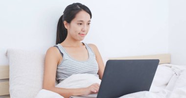 Dizüstü bilgisayarda çalışan kadın