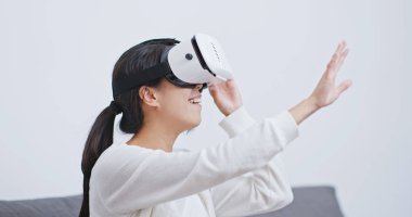 Kadın seyretmek Vr aygıt vasıl ev ile