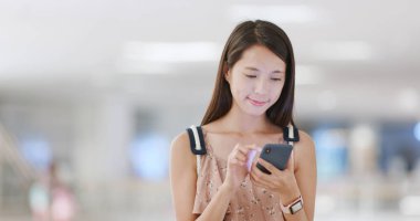 Cep telefonu kullaranarak ve kameraya bakarak kadın