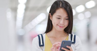 Alışveriş Merkezi içinde cep telefonu kullanan kadın