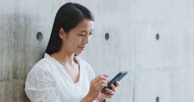 Kampüs içinde cep telefonu kullanan kadın