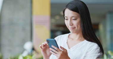 Asyalı kadın kampüs içinde istimal hareket eden telefon