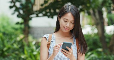 Kadın için hedef cep telefonu görünüm kullanma