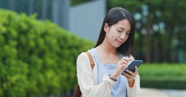 Şehirde cep telefonu kullanan kadın