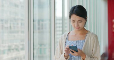 Alışveriş Merkezi içinde Smartphone kullanan kadın