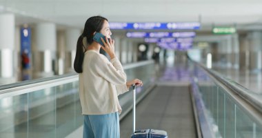 Kadın bavulunu havaalanında bir çağrı var