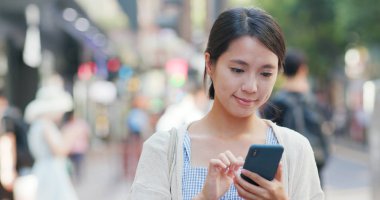 Online cep telefonu kullanan kadın