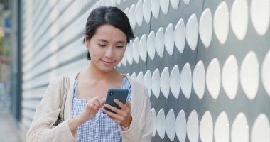 Cep telefonu kullanan kadın