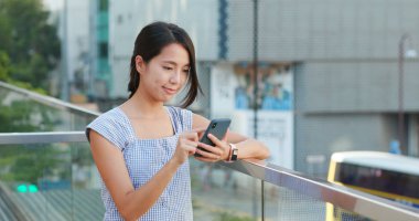 cep telefonu açık, kullanan kadın