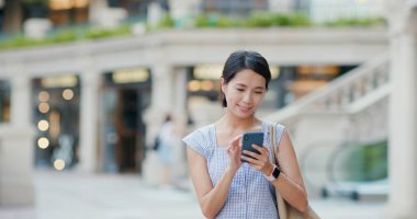 cep telefonu açık, kullanan kadın