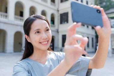 Cep telefonu alarak fotoğraf için kullanan kadın