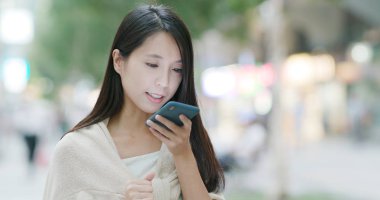 Kadın şehir cep telefonu üzerinde sesli mesaj gönderme