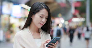 Online cep telefonu telefon kullanan kadın