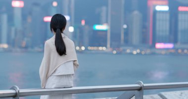 Hong Kong şehir görünümünün uzakta bak kadın