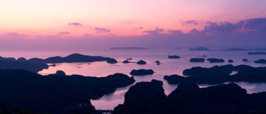 Gün batımında Kujuku shima Adaları