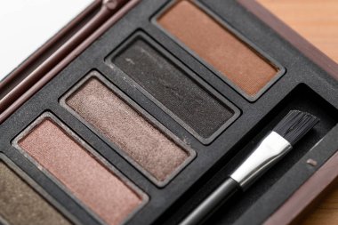 Masaya göz gölgeler kapat