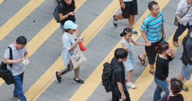 Mong Kok, Hong Kong - 05 Haziran, 2018: Top Hong Kong şehir içinde yol geçiş insan görünümü