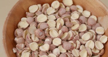 Ahşap kase kuru lotus tohumları