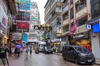 Tsim Sha Tsui, Hong Kong - 17 Ağustos, 2018: yağmur gün sokakta Hong Kong