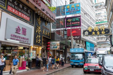 Tsim Sha Tusi, Hong Kong - 21 Ağustos, 2018: yoğun trafik yol Hong Kong