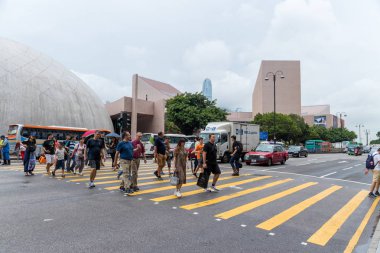 Tsim Sha Tsui, Hong Kong - 26 Haziran, 2017: insanlar Tsim Sha Tsui yol geçiş 