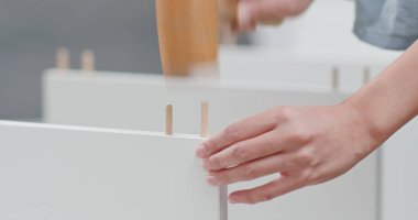 Kadın beyaz bir raf montaj