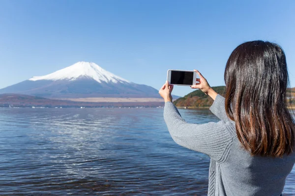 Женщина Сфотографируется Мобильный Телефон Горы Фудзи — стоковое фото
