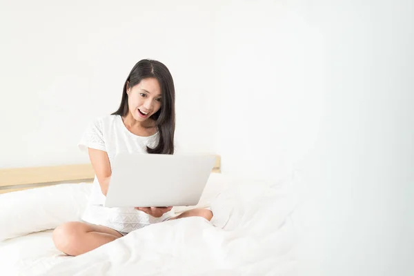 Vrouw Met Behulp Van Zakboekje Computer Bed — Stockfoto